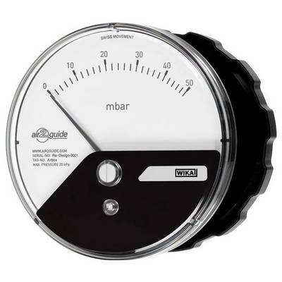 'Een drukmeter die metingen weergeeft in mbar van 0 tot 50, met een naald die naar het midden wijst. Label 'air2guide' en merk 'WIKA' zichtbaar.'