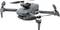Een compacte, grijze drone met vier uitgestoken propellers en een gemonteerde camera, ontworpen voor luchtfotografie en bediening op afstand.