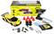 Gele schaalmodel driftauto set met afstandsbediening, kegels, wielen, oplader, batterijen en handleiding, gepositioneerd voor de verpakkingsdoos.