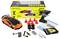 RC drift auto set bevat een oranje speelgoedauto, afstandsbediening, vier extra banden, rode kegels, batterijen, oplaadkabel, schroevendraaier en handleidingen.