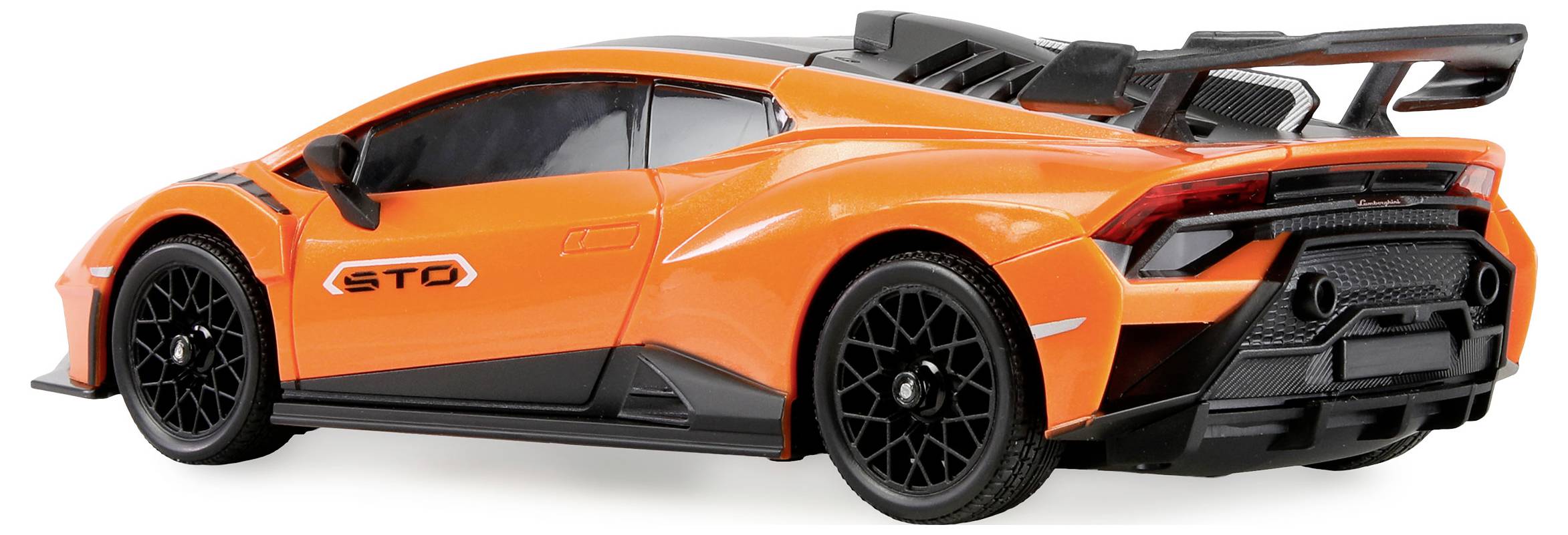 Een oranje sportwagen met zwarte accenten, voorzien van een grote achterspoiler en een gedetailleerd wielontwerp, gepositioneerd op een witte achtergrond.