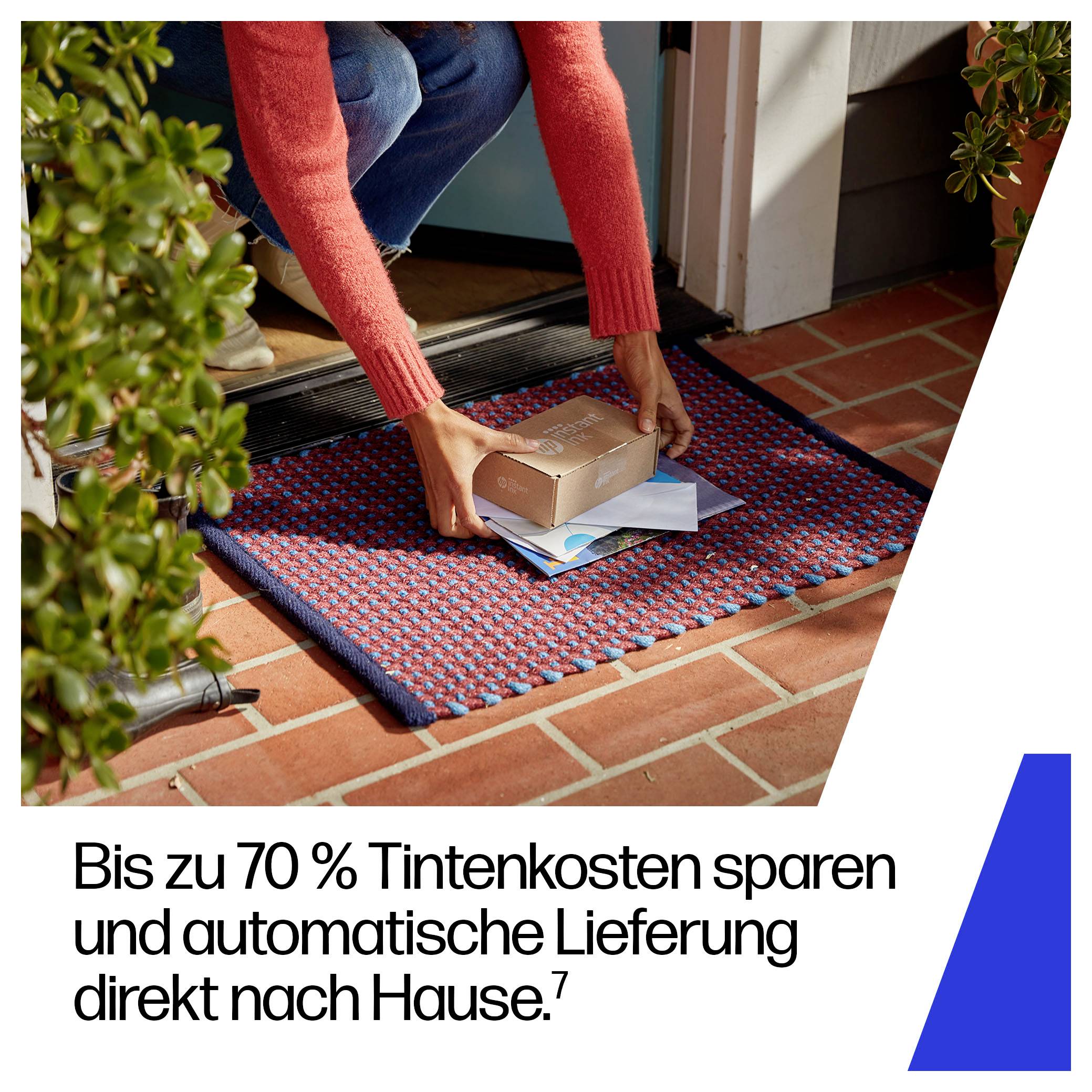 Een persoon plaatst een leveringsdoos op een deurmat bij een deur. De tekst hieronder suggereert besparingen tot wel 70% op inktkosten en automatische thuisbezorging.