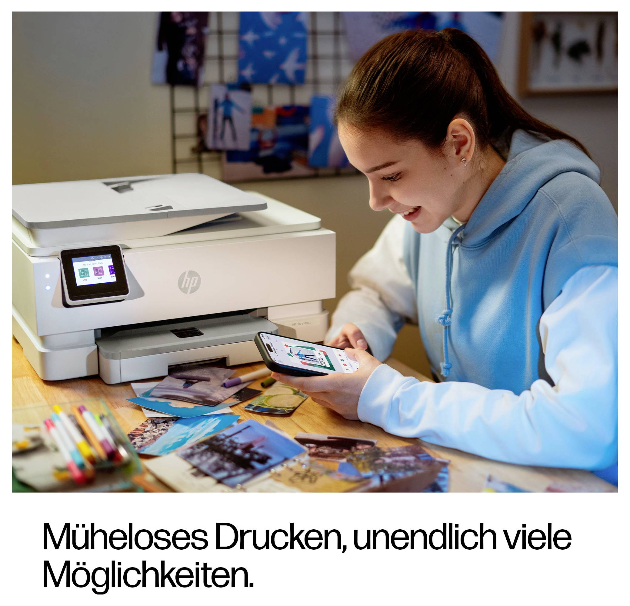 Jonge vrouw print foto's op een HP-printer terwijl ze afbeeldingen op haar telefoon bekijkt; Duitse tekst luidt 'Moeiteloos afdrukken, oneindig veel mogelijkheden.'