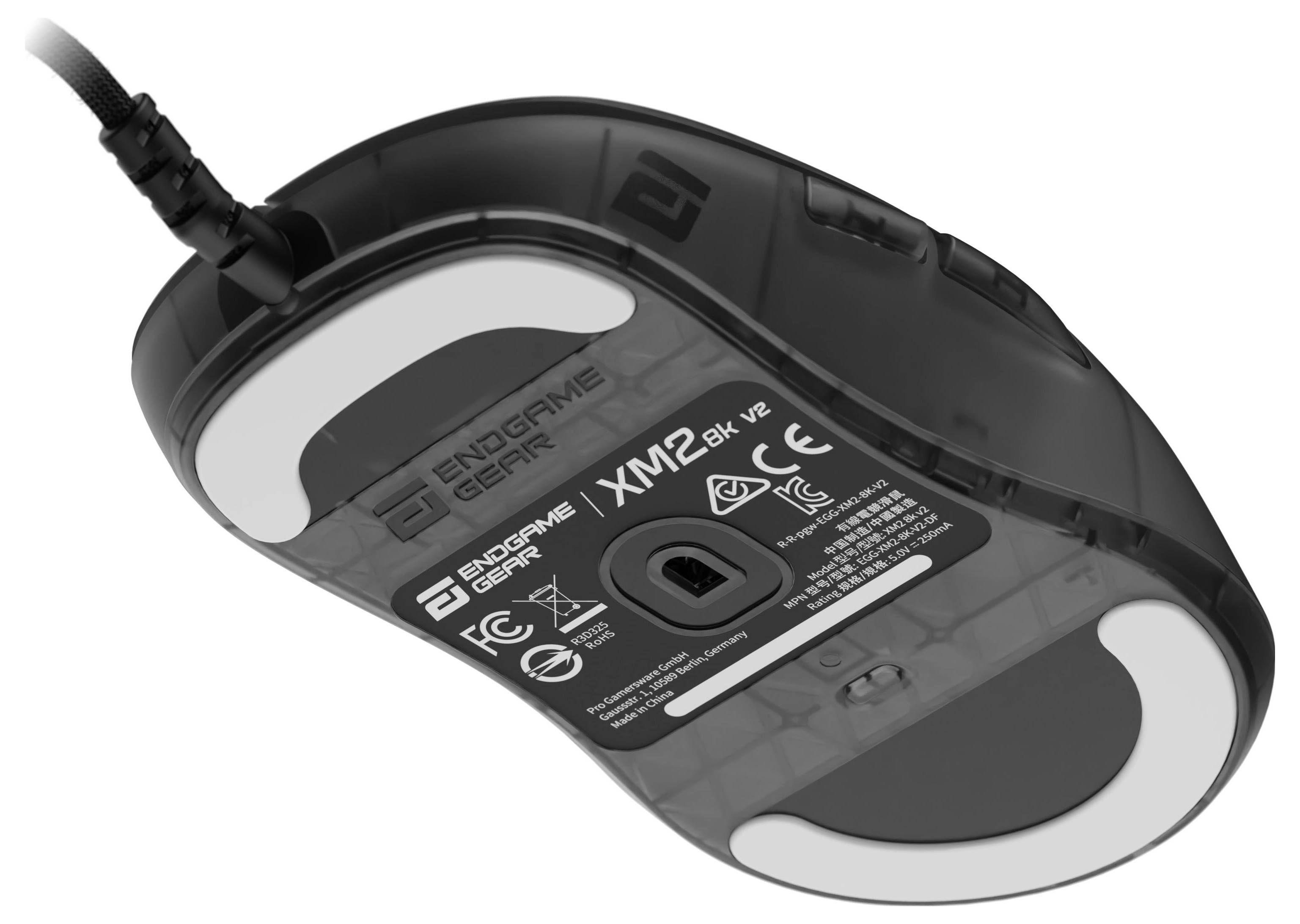 De afbeelding toont de onderkant van een computermuis, met het merk 'Endgame Gear' en model 'X2M2blk V2.' Het beschikt over een USB-aansluiting.