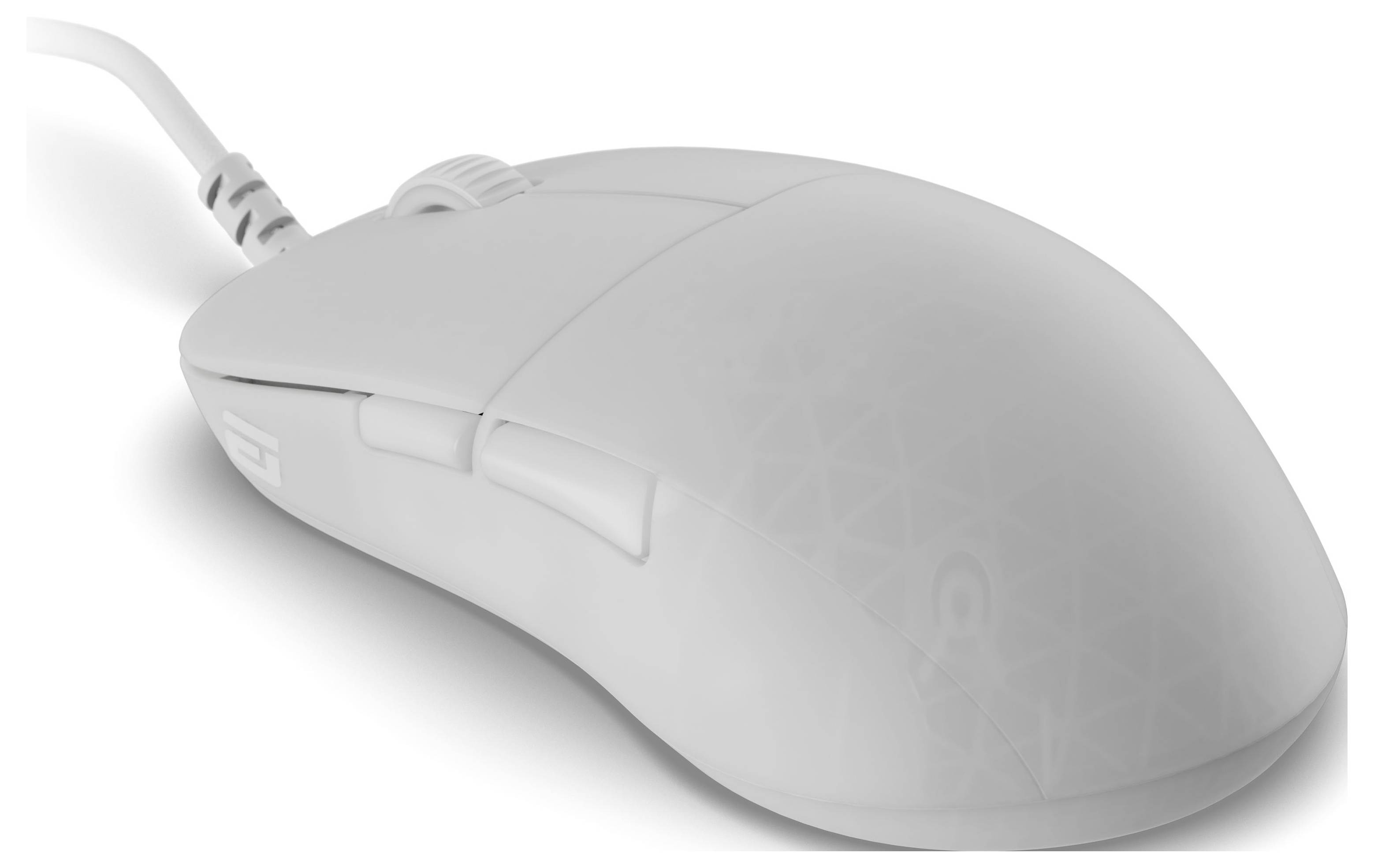Een witte computermuis met een scrollwiel en zijknoppen, verbonden met een kabel, rustend op een wit oppervlak.