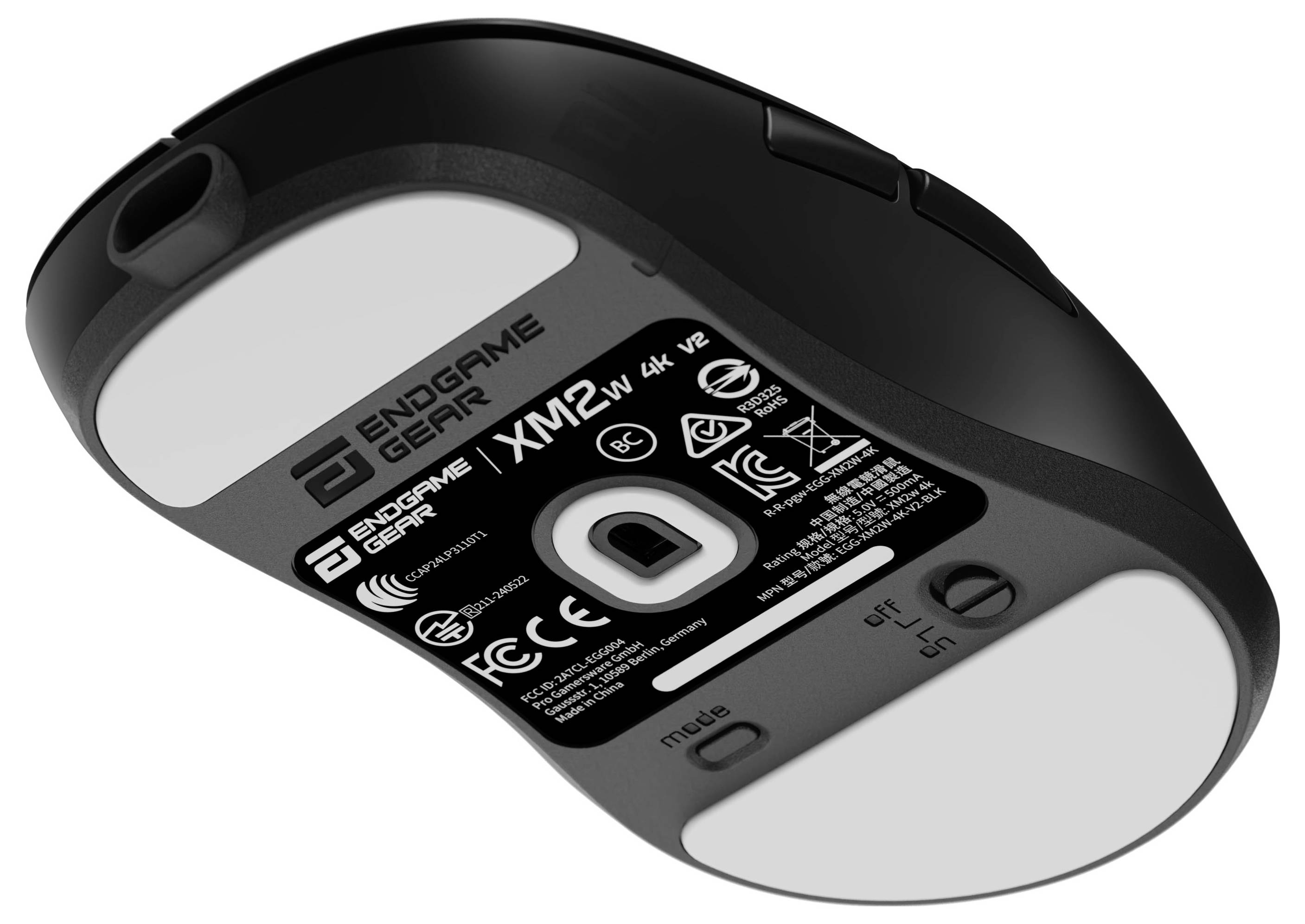 Een zwarte computermuis van onderaf bekeken, met twee grote witte glijdpads en productmerkdetails zichtbaar.