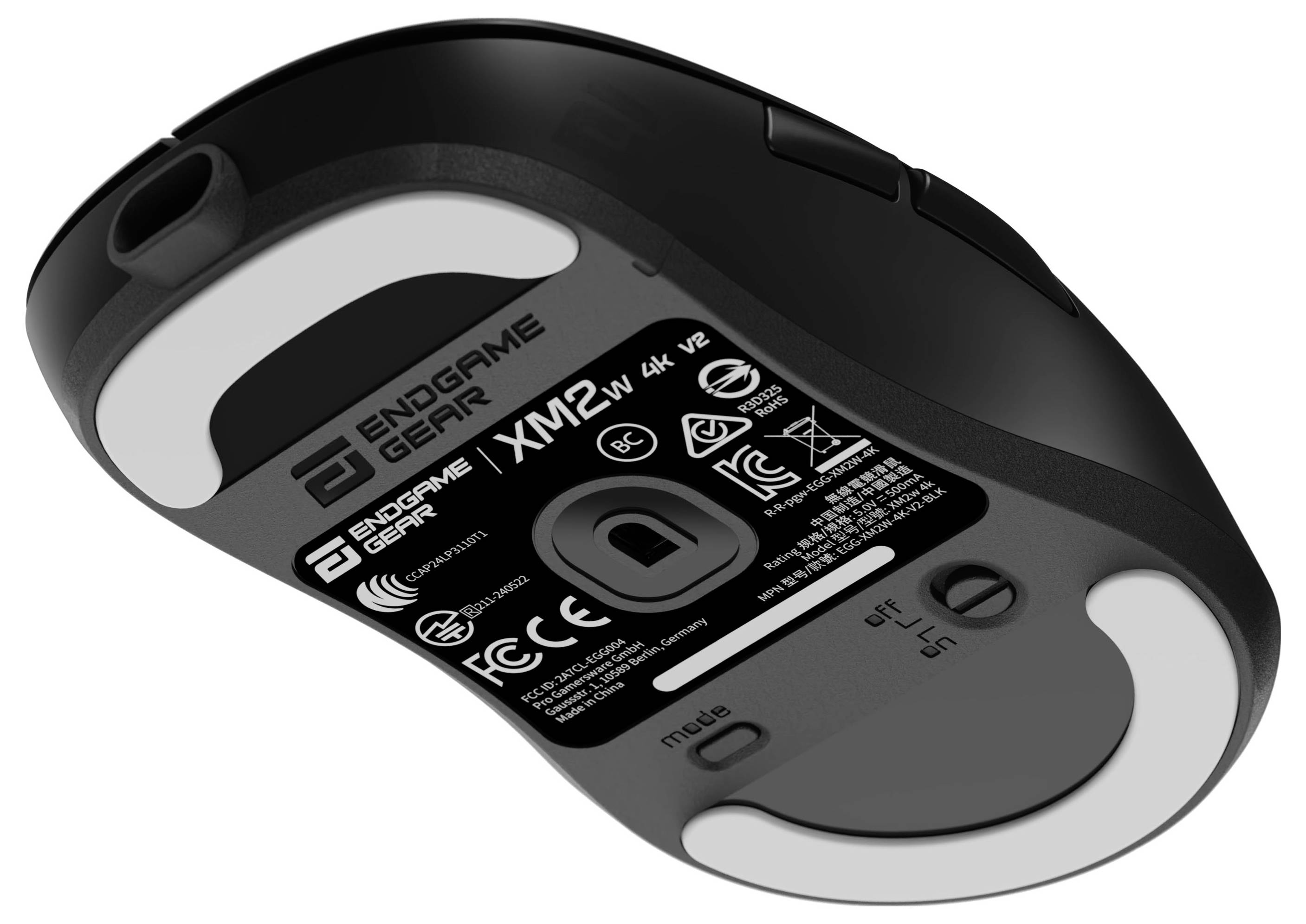 De afbeelding toont de onderkant van een zwart computermuis, met het model 'Endgame Gear XM2w', met een sensor en regelgevingslabels.