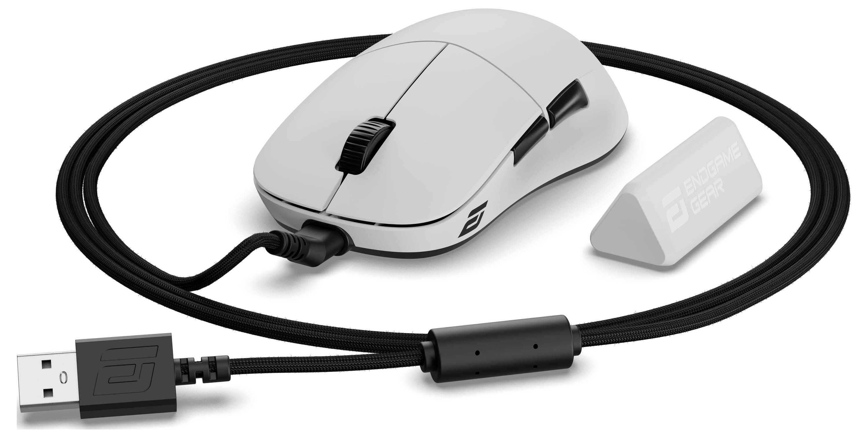 Een witte gamingmuis met zwarte knoppen en een gevlochten USB-kabel, voorzien van een logo. Naast de muis ligt een kleine driehoekige kabelgeleider.
