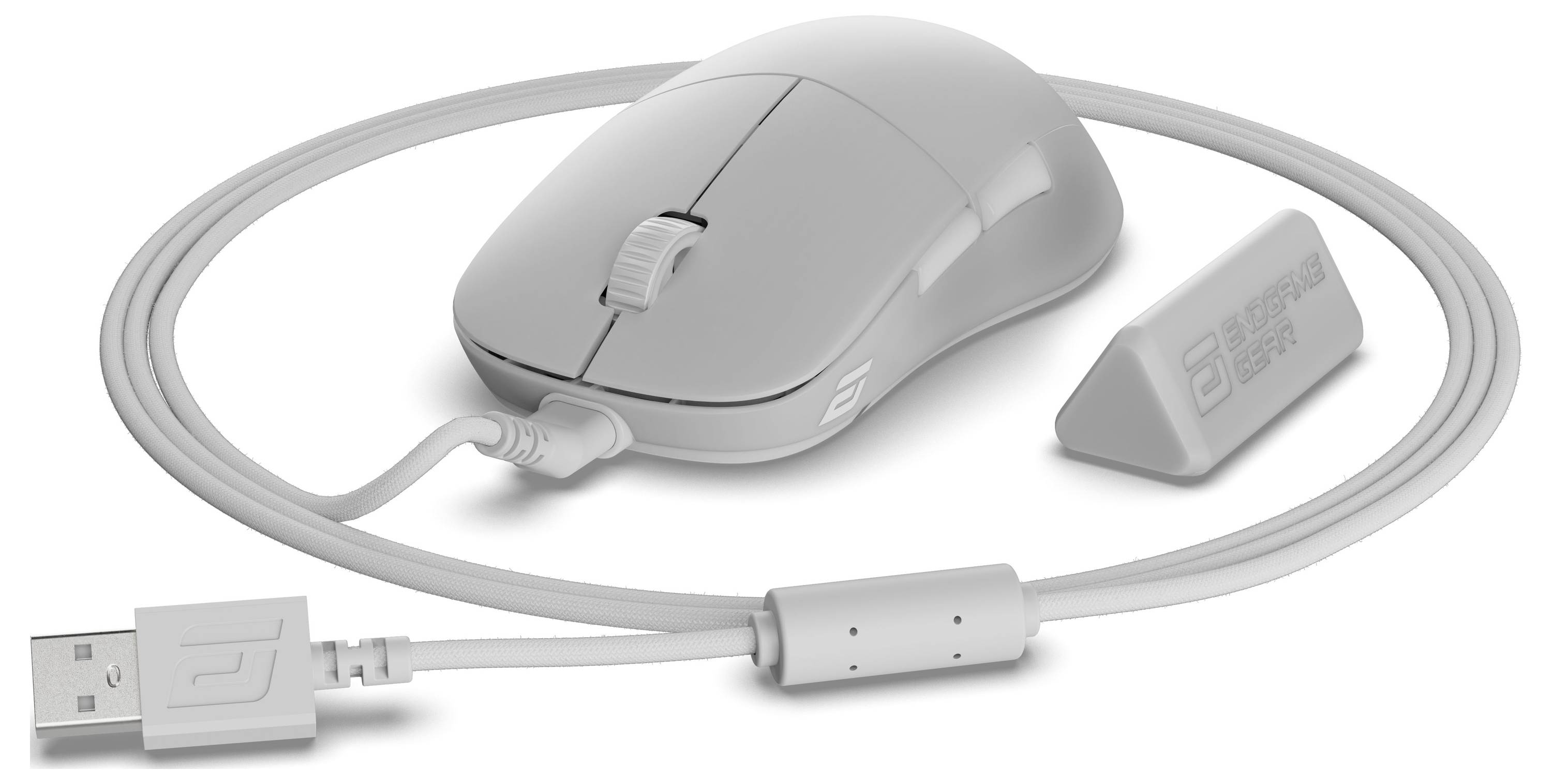 'Een witte computermuis met een USB-kabel en een extra klein accessoire in de buurt, geplaatst op een witte achtergrond.'