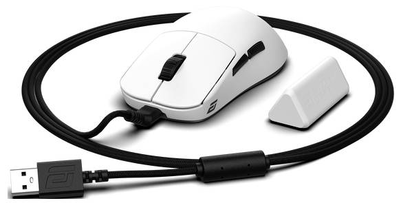 Een witte gamingmuis met twee zijknoppen, een scrollwiel en een aangesloten USB-kabel, naast een draadloze ontvanger.