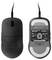 Twee zwarte computermuizen worden getoond vanuit bovenaanzicht en onderkant. De muis links toont knoppen en een kabel, terwijl degene rechts productbranding en conformiteitslabels weergeeft.