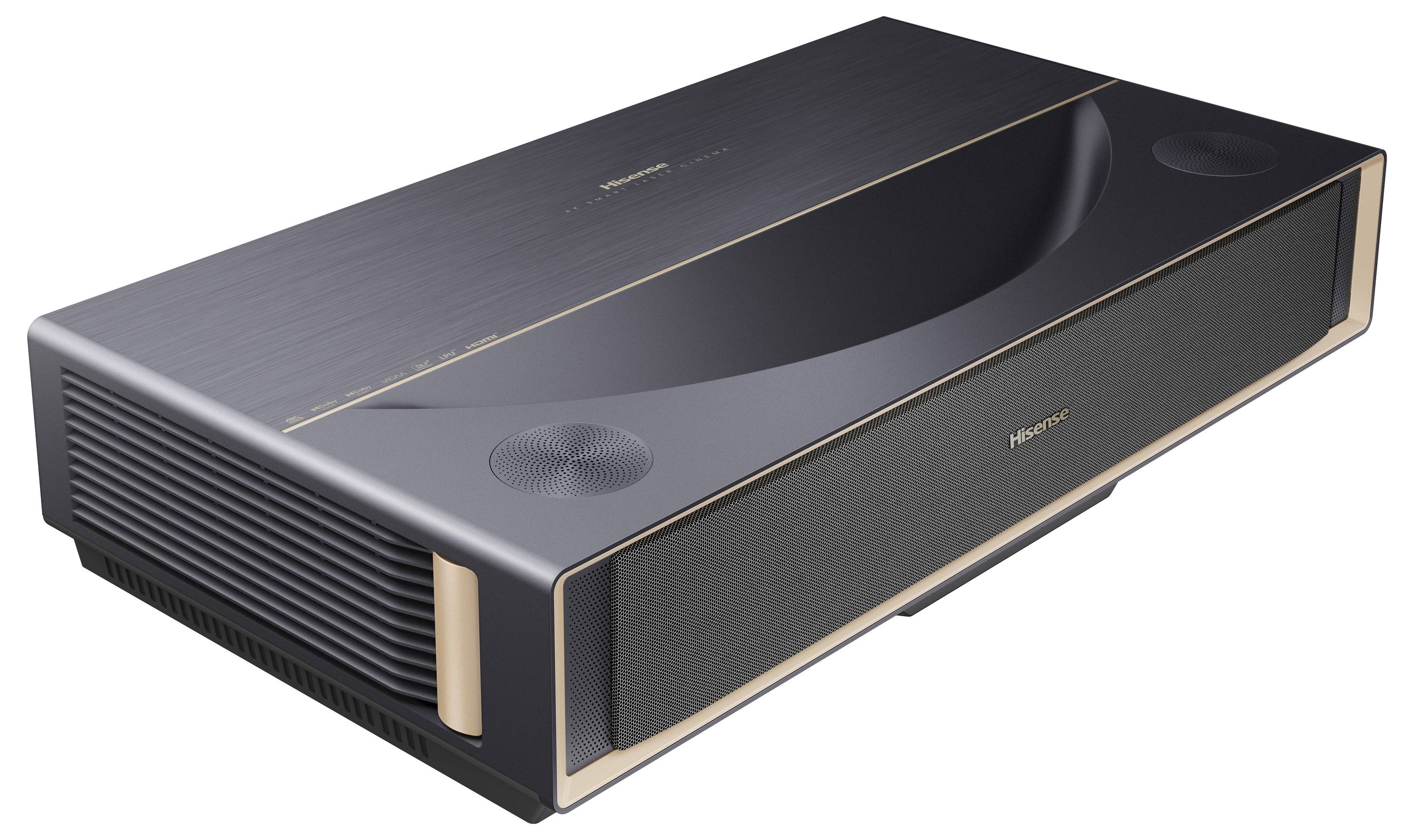 Een strakke, moderne projector met een donkere metalen afwerking en gouden accenten, voorzien van een brede lens en luidsprekeropeningen, met een zichtbaar merklogo.