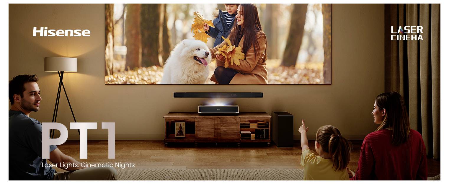 Een gezin kijkt naar een groot tv-scherm waarop een vrouw met een kind en een hond te zien is tussen herfstbladeren. De ruimte is voorzien van een Hisense laser bioscoopsysteem.
