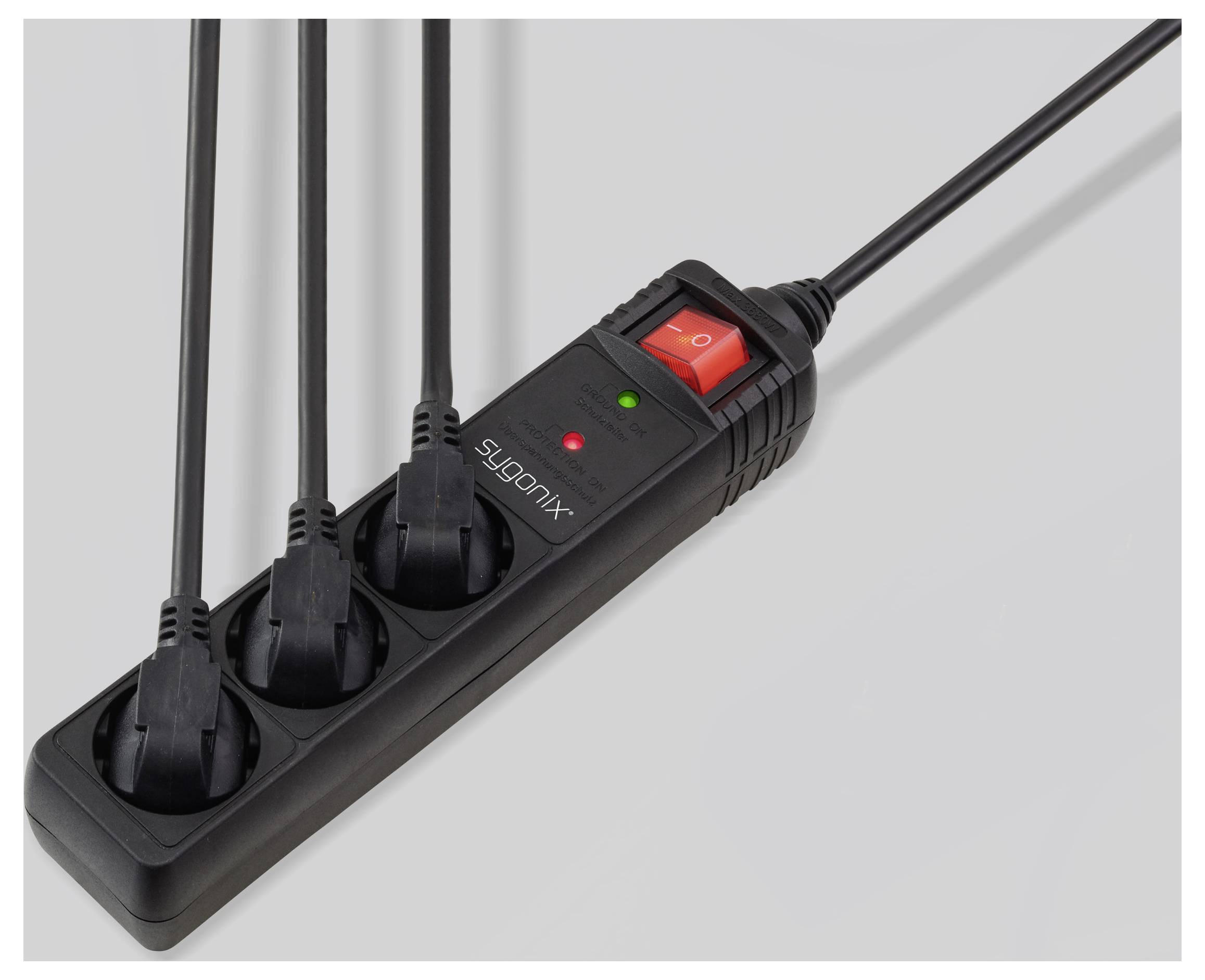 Een zwarte stekkerdoos met drie aangesloten stekkers, één onbezette uitgang, en een rood oplichtende schakelaar die aangeeft dat hij is ingeschakeld.