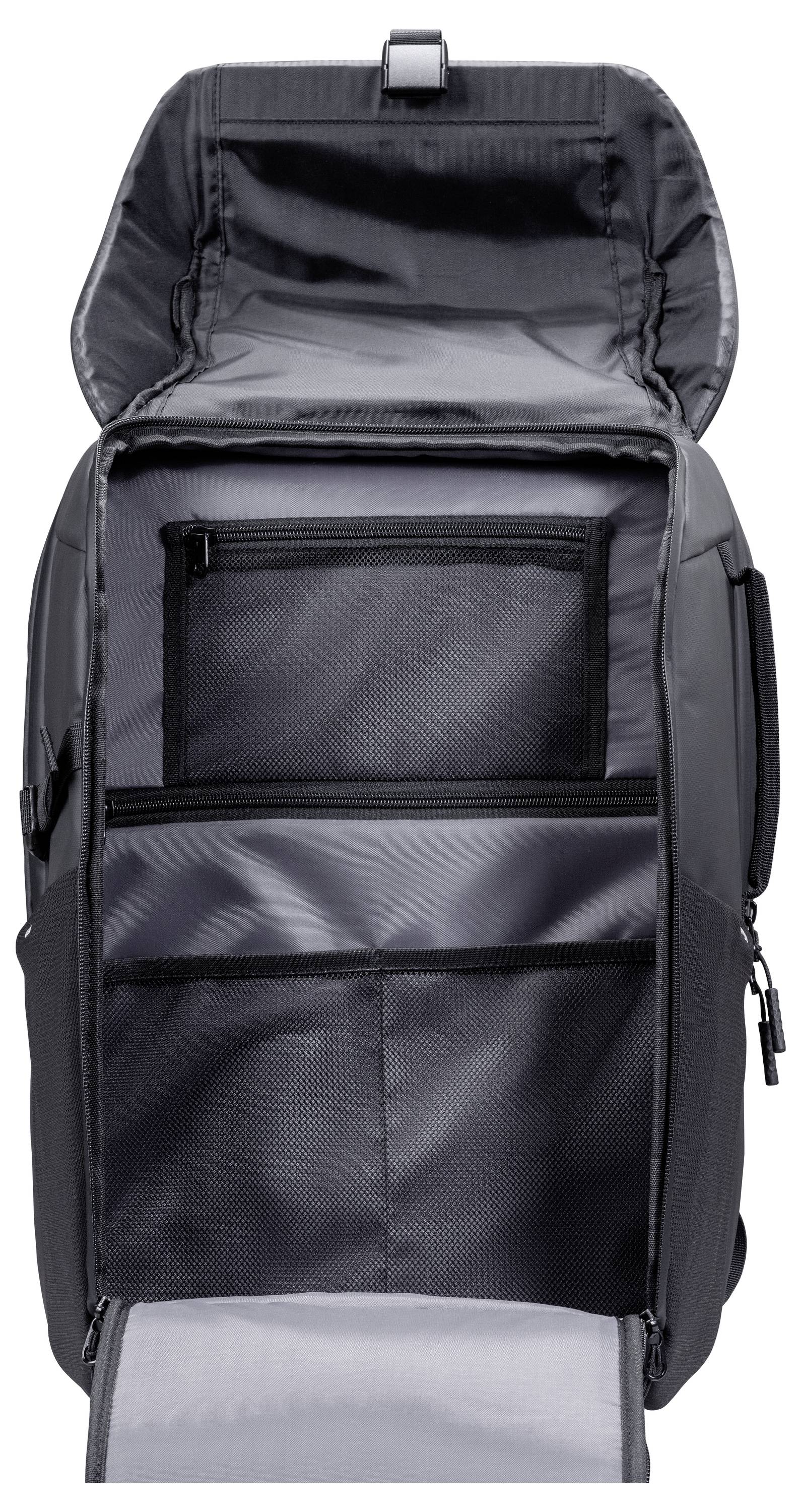 Een zwarte rugzak met het hoofdcompartiment open, waaruit meerdere mesh-zakken voor georganiseerde opbergruimte zichtbaar zijn.