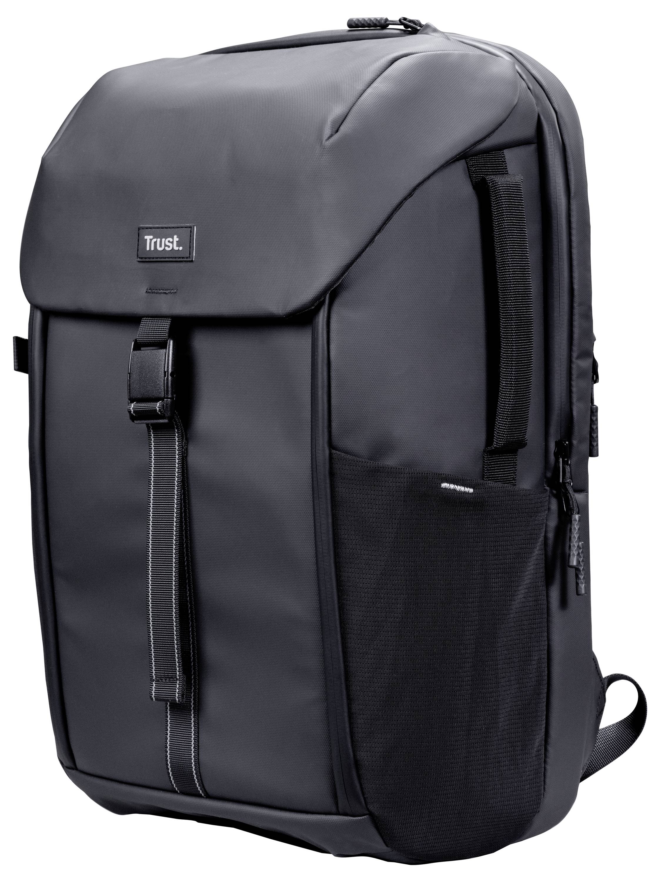 Een strak zwarte rugzak met een overslag sluiting, een zijdelingse mesh zak en het merklogo 'Trust' op de voorkant, geschikt voor school of reizen.