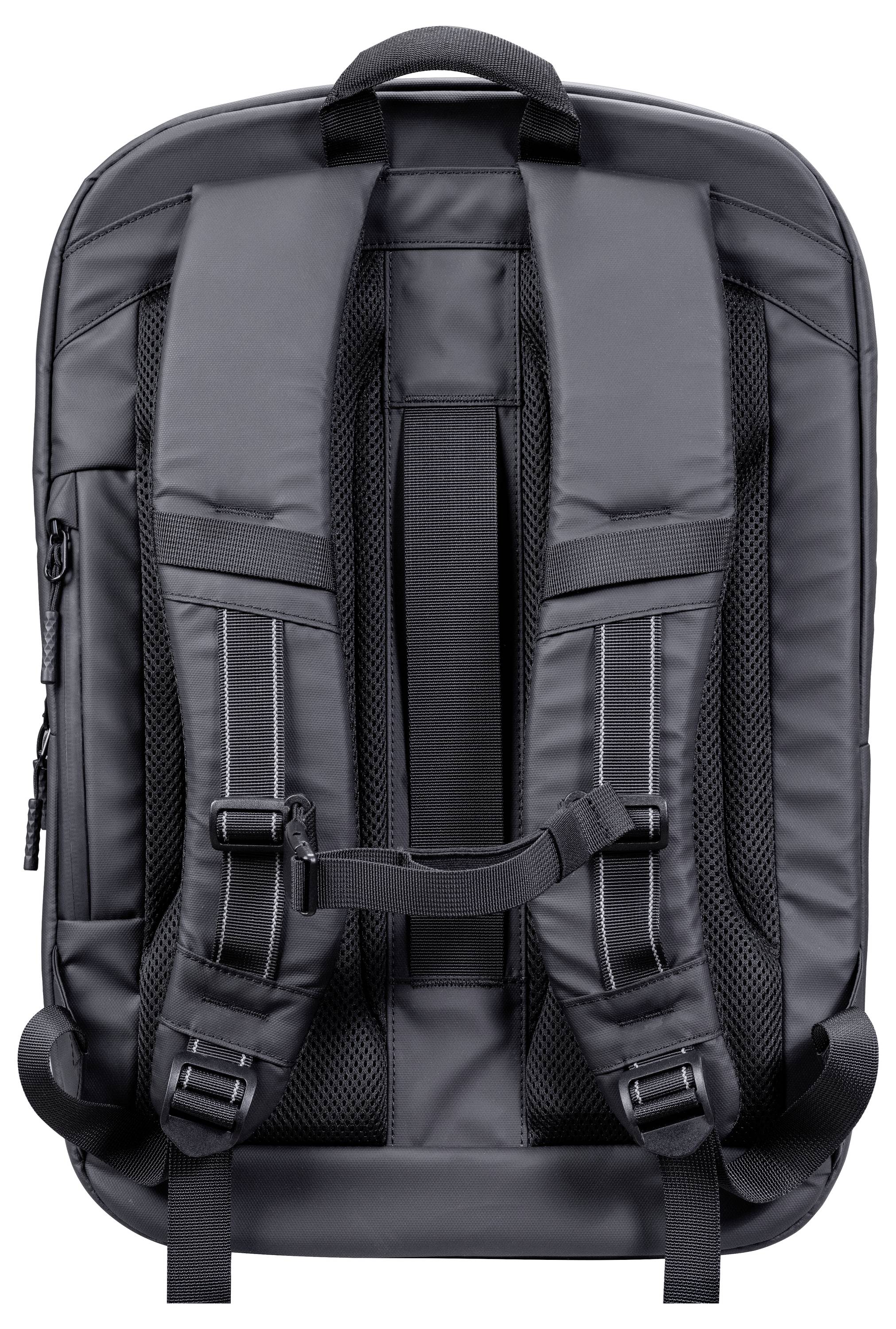 Een zwarte rugzak gezien van achteren, met gewatteerde schouderbanden, een draaggreep en een borstband voor extra ondersteuning.