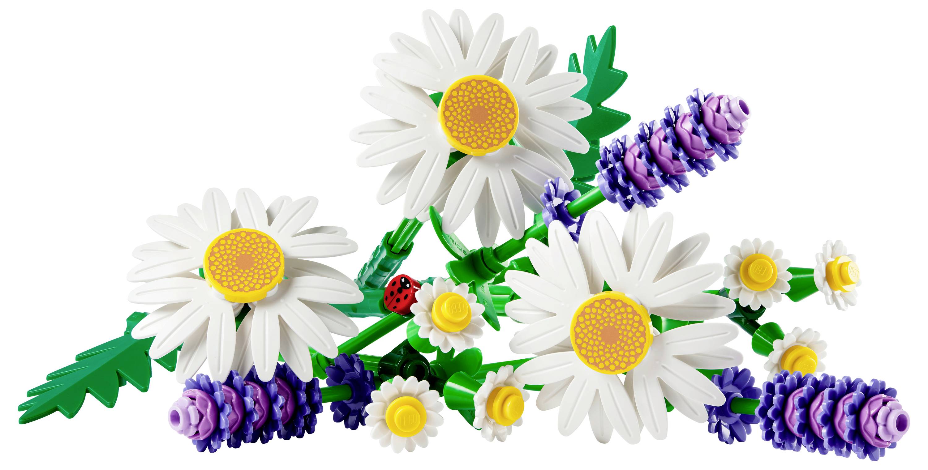 Speelgoedblokken geschikt als madeliefjes en lavendel, met een kleine lieveheersbeestje, op een witte achtergrond.