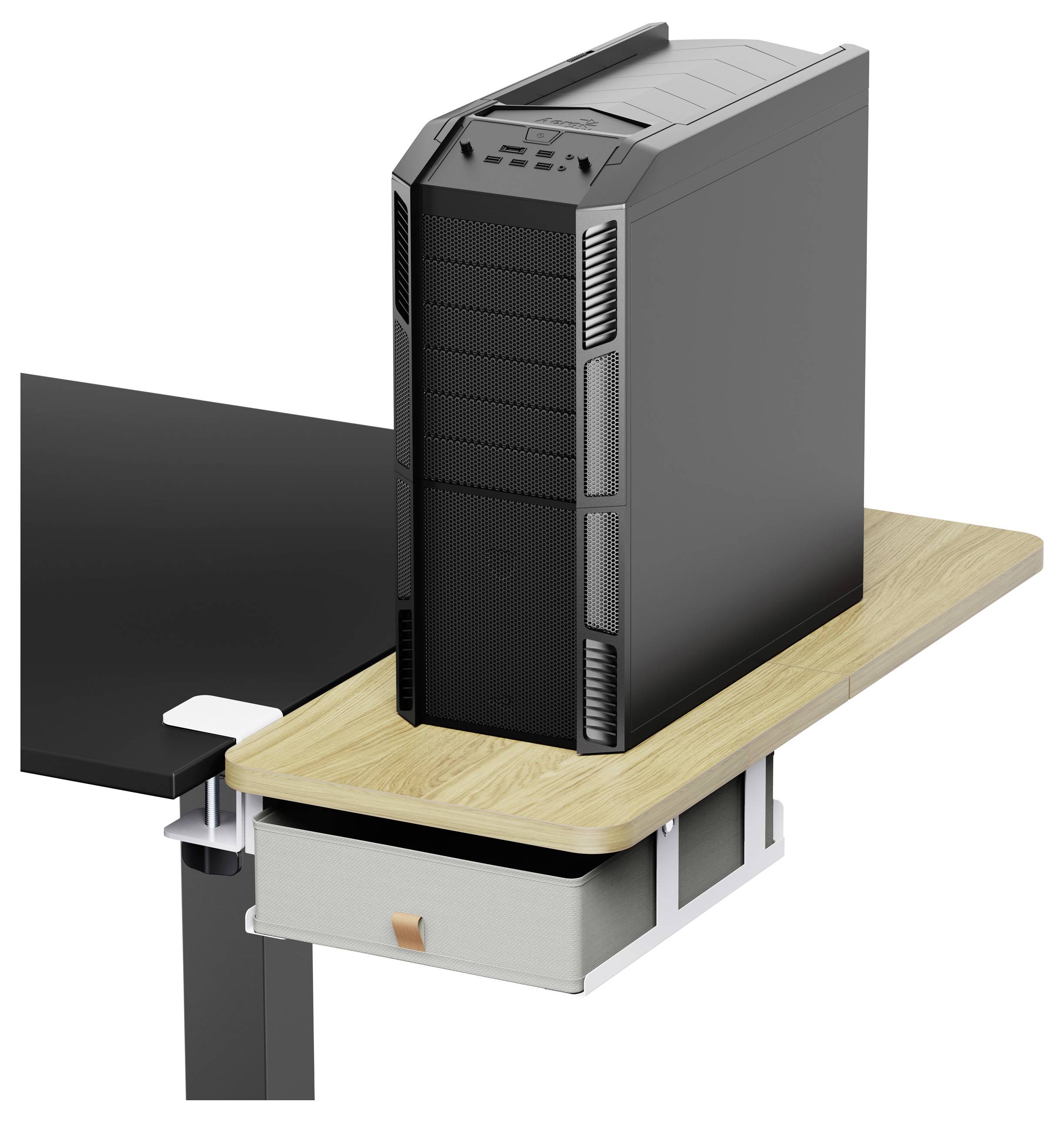 Desktopcomputertoren op een uitschuifbaar houten blad bevestigd aan een bureau, met een lade eronder.