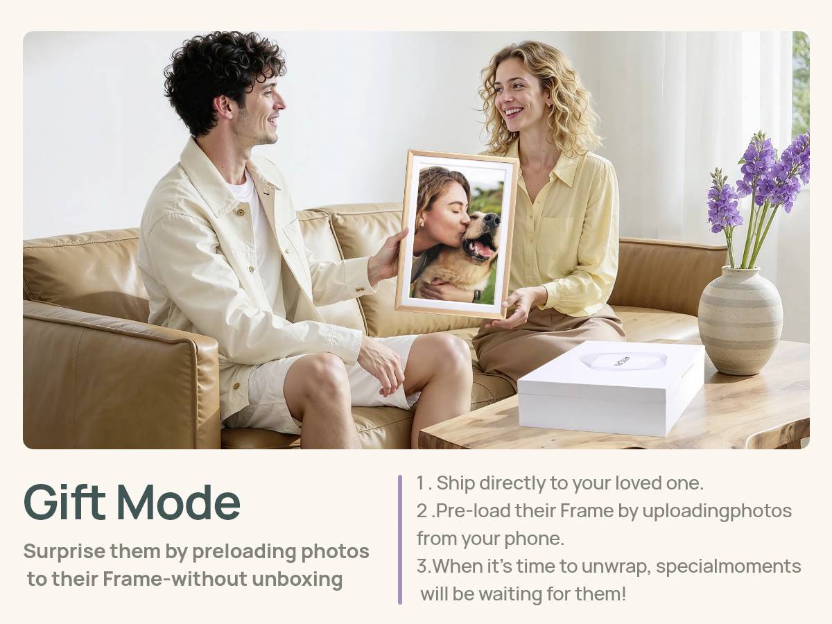 Een stel zit op een bank; de vrouw houdt een digitaal fotolijstje vast met een foto van een vrouw en een hond. Tekst beschrijft bezorgopties voor cadeaus.