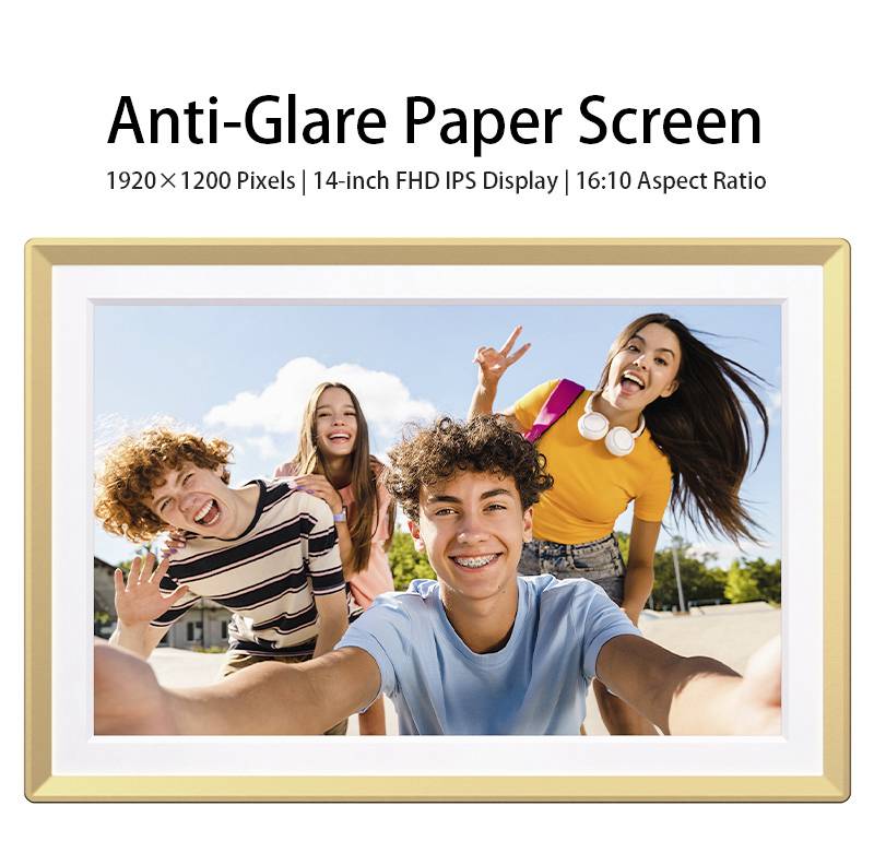 Drie jonge mensen die lachen en een selfie maken onder een heldere lucht, waarbij de anti-reflectie papieren schermfunctie op een 14-inch FHD-display wordt getoond.