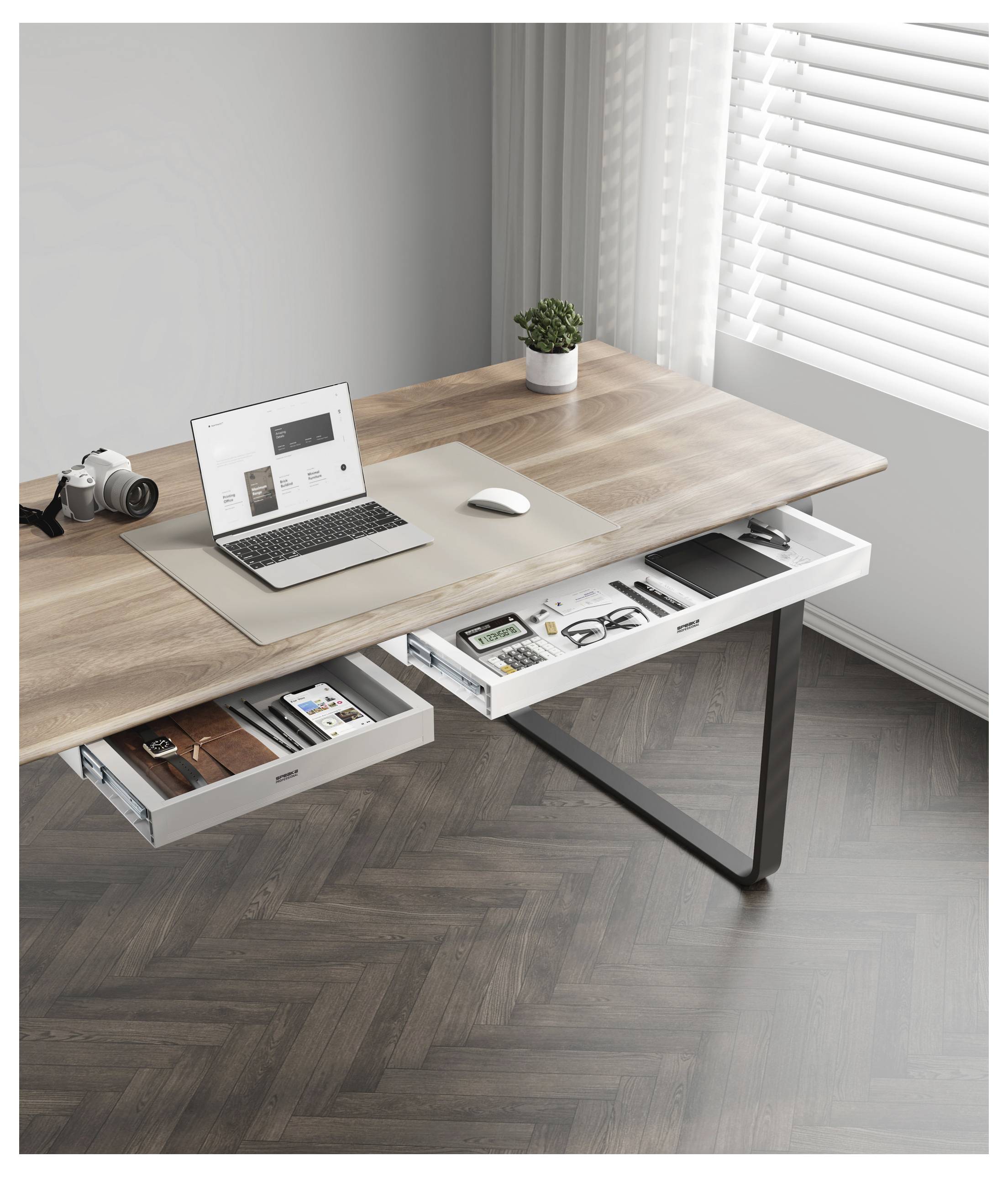 Houten bureau met een geopende laptop, camera, muis, plant en georganiseerd ladenblok met kantoorbenodigdheden en elektronische accessoires.