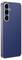Een blauwe smartphone met drie achterste camera's verticaal uitgelijnd aan de linkerkant en een flitser ernaast, met een strak design.