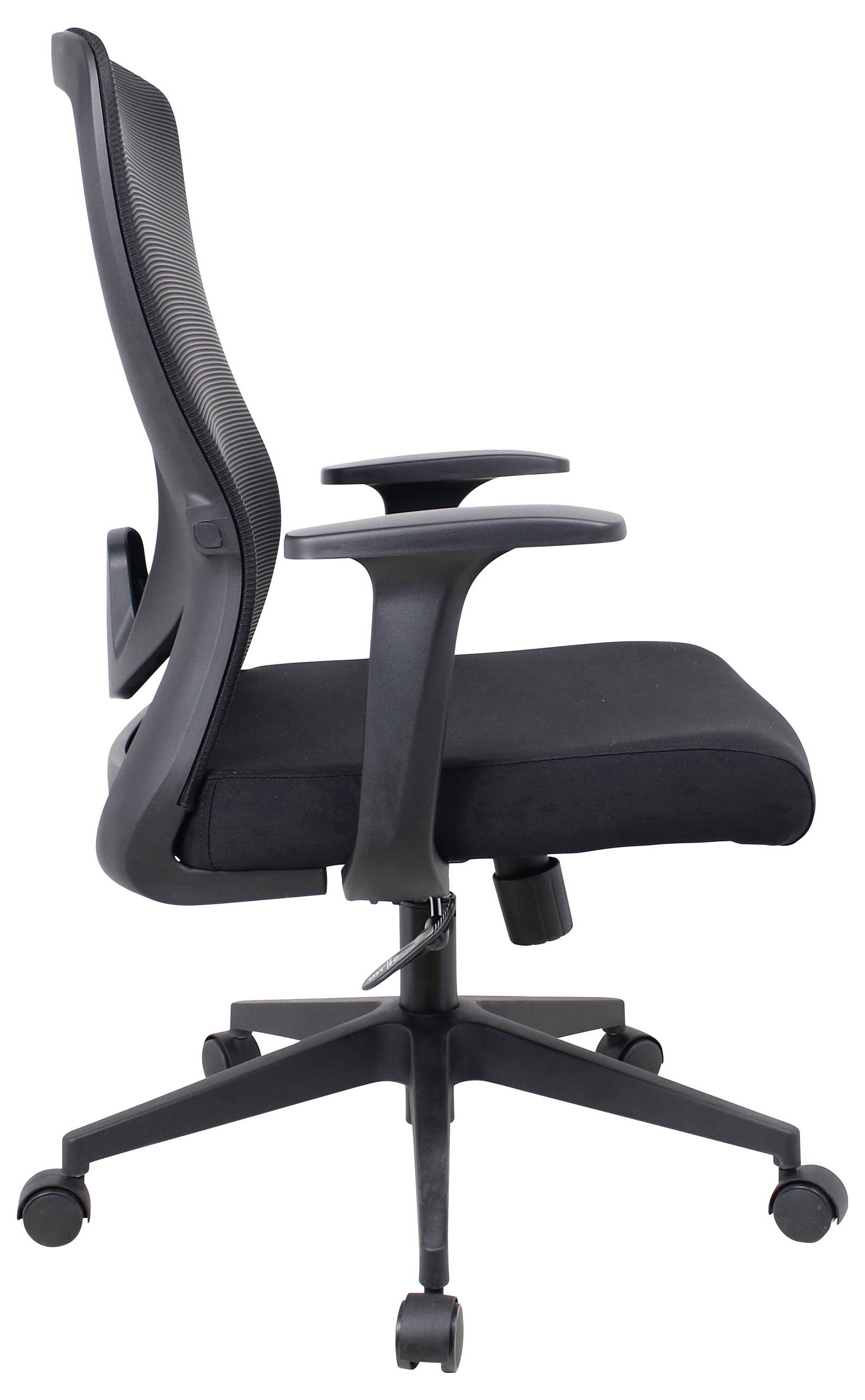 Een zwarte ergonomische kantoorstoel met armleuningen, een gevoerd zitje en wieltjes. De stoel wordt van opzij getoond.