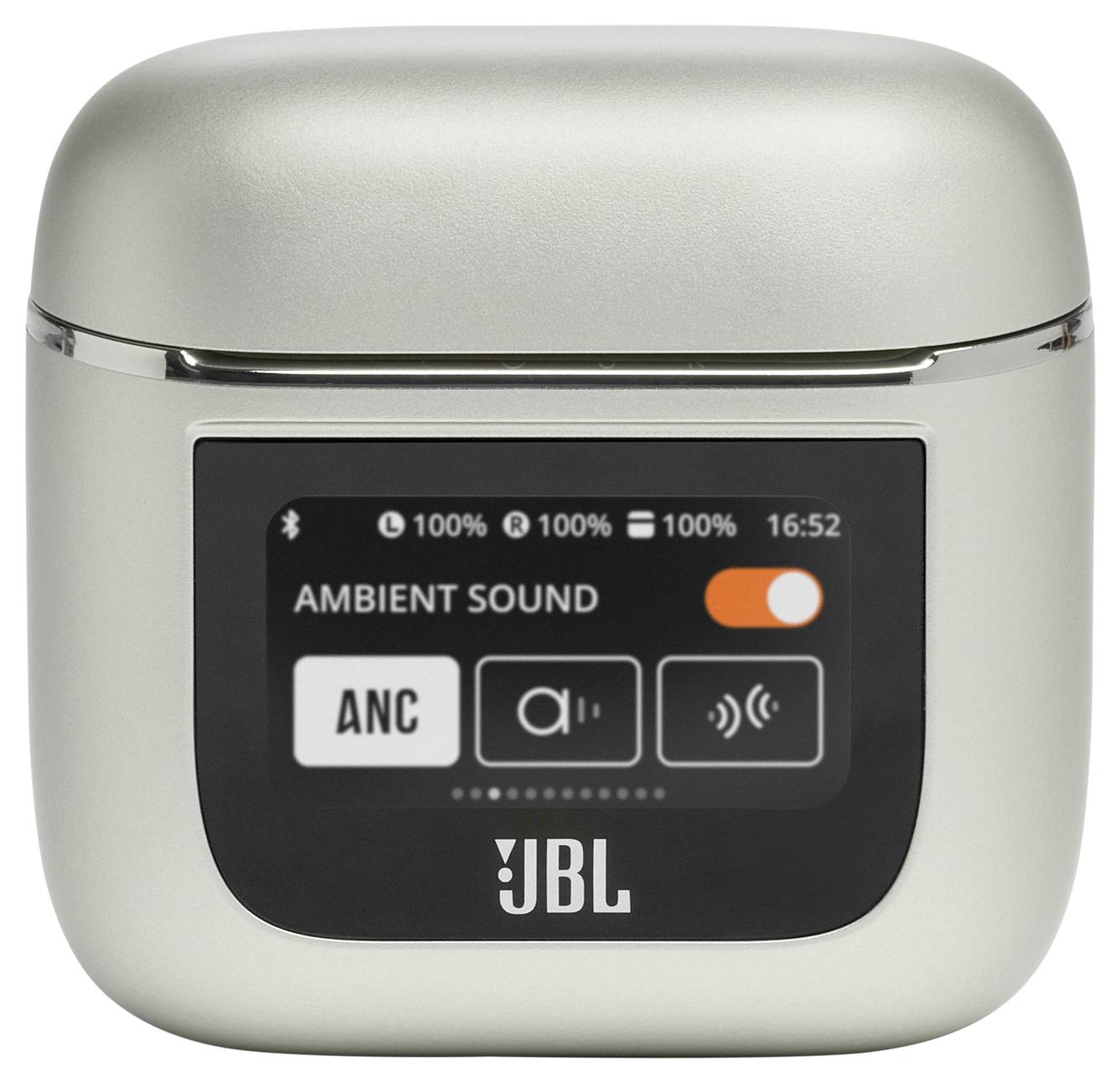 Een zilveren JBL oordopjes etui toont een scherm met batterijniveaus en schakelopties voor omgevingsgeluid en instellingen voor actieve ruisonderdrukking.