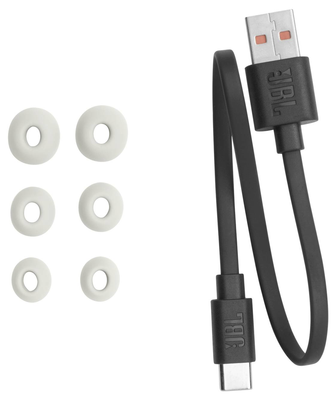 Een korte USB-C naar USB-A kabel en zes witte ronde siliconen ringen worden tentoongesteld, wat suggereert dat het gaat om accessoires voor een JBL audioapparaat.