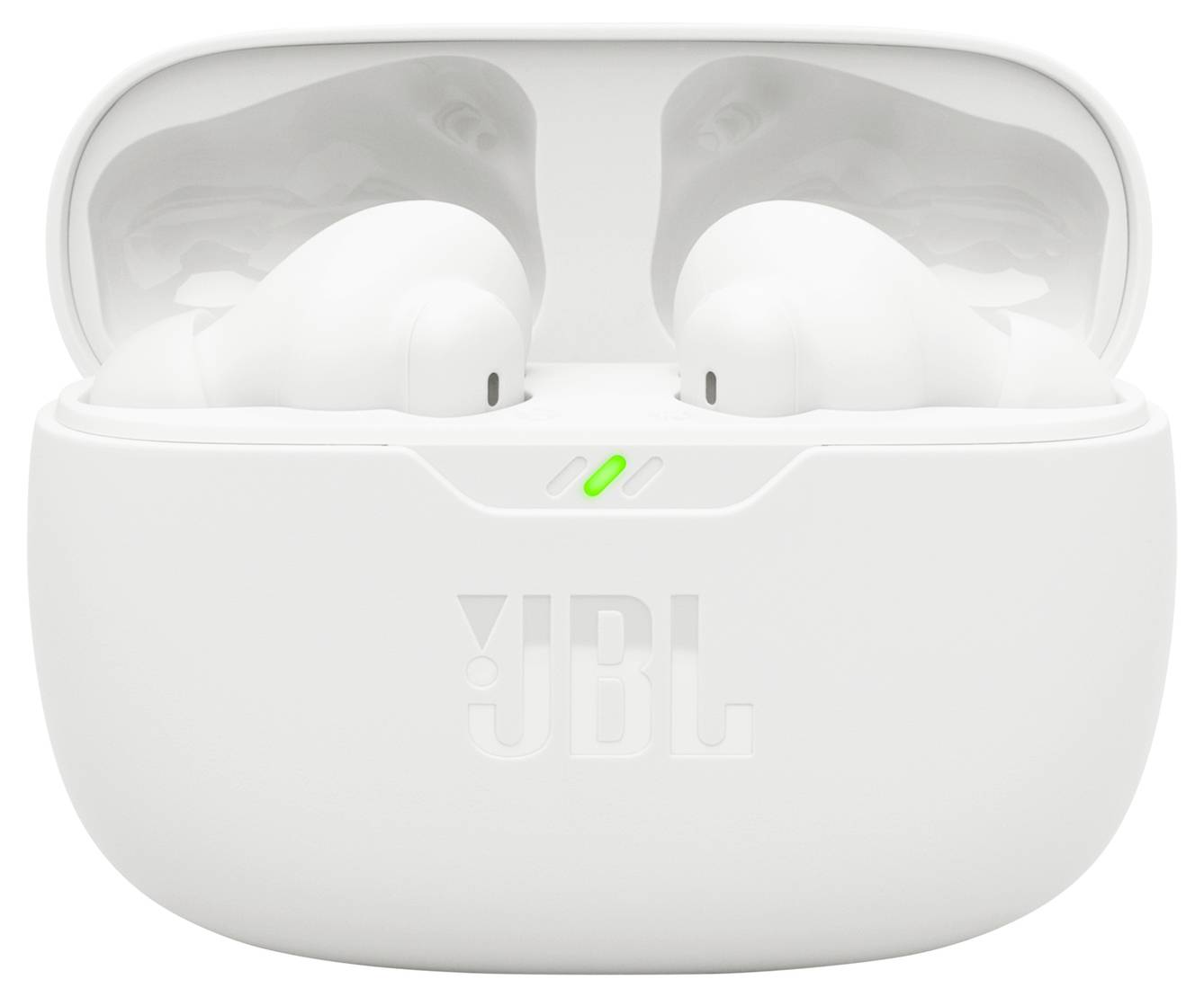 Witte draadloze oordopjes in een open oplaadhoesje met een zichtbare groene LED-indicator, met het 'JBL'-merk op de voorkant.
