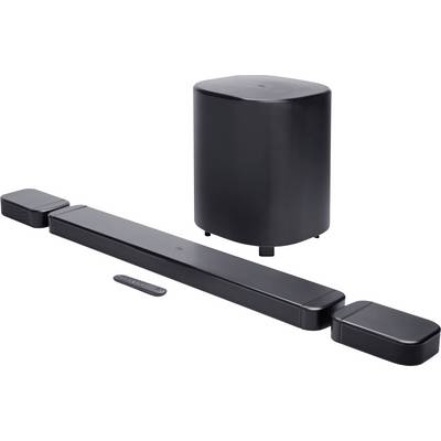 Een zwart soundbarsysteem met een subwoofer, twee satellietluidsprekers en een afstandsbediening, netjes gerangschikt op een wit oppervlak.