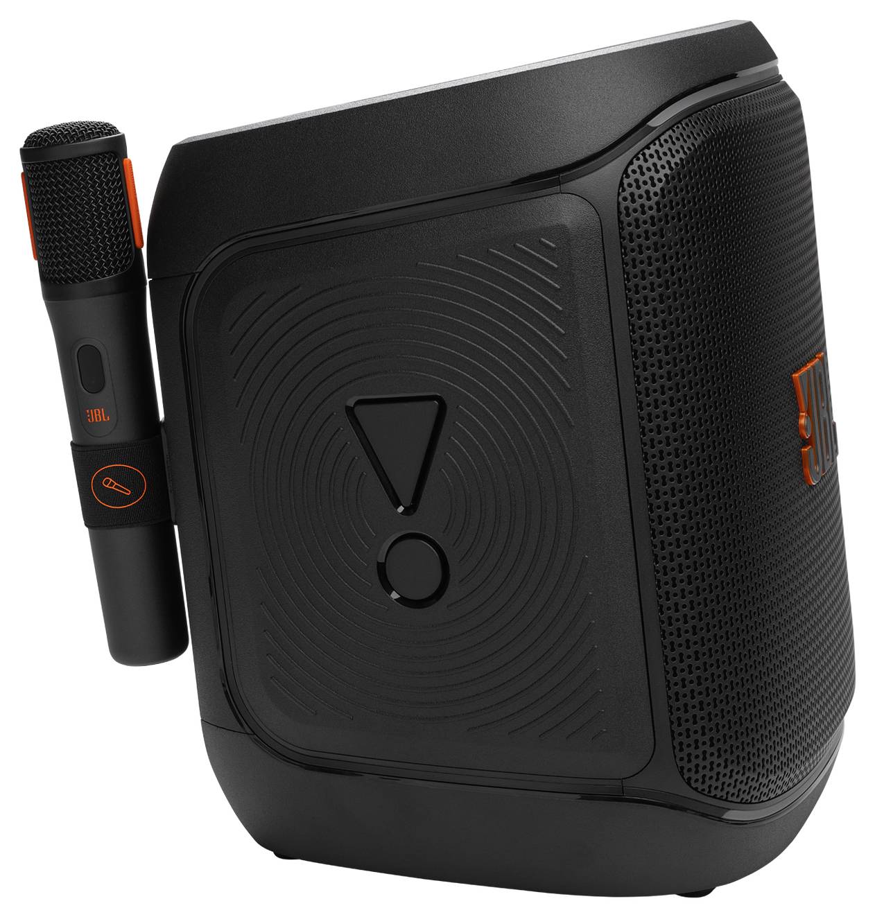Een zwarte, draagbare speaker met een draadloze microfoon eraan bevestigd. De speaker heeft oranje accenten en een gestructureerde grip voor eenvoudige hantering.