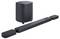 Een zwarte soundbar-set die bestaat uit een hoofdsoundbar, subwoofer en twee draadloze satellietluidsprekers, ontworpen voor het verbeteren van de thuisbioscoop-audio.