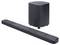 Een zwarte soundbar en subwoofer geplaatst tegen een egale achtergrond, die het compacte ontwerp van de home audio-apparatuur laten zien.