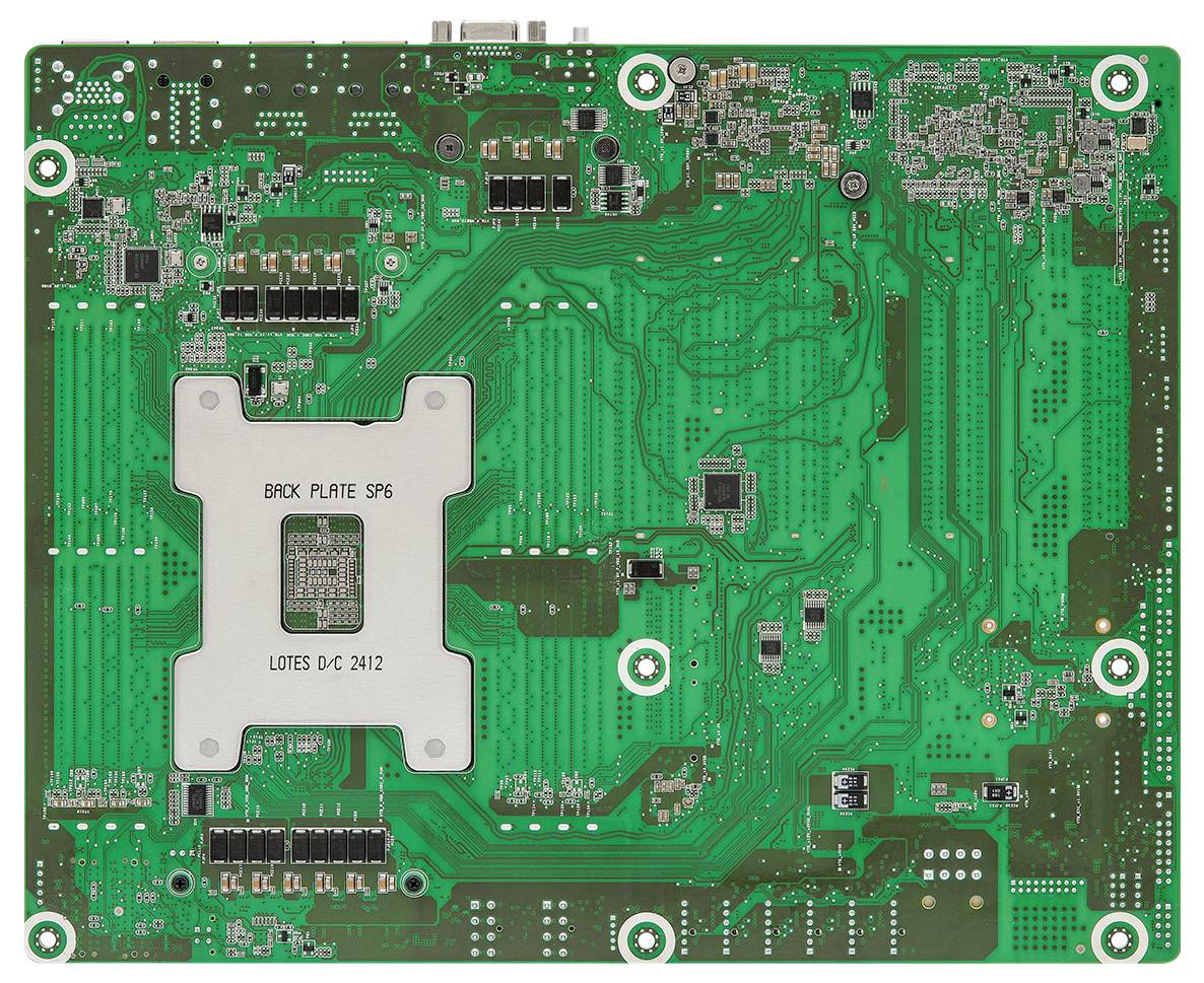 Achteraanzicht van een groene computermoederbord met circuits, aansluitingen en een centrale metalen plaat met het opschrift 'Back Plate SP6'.