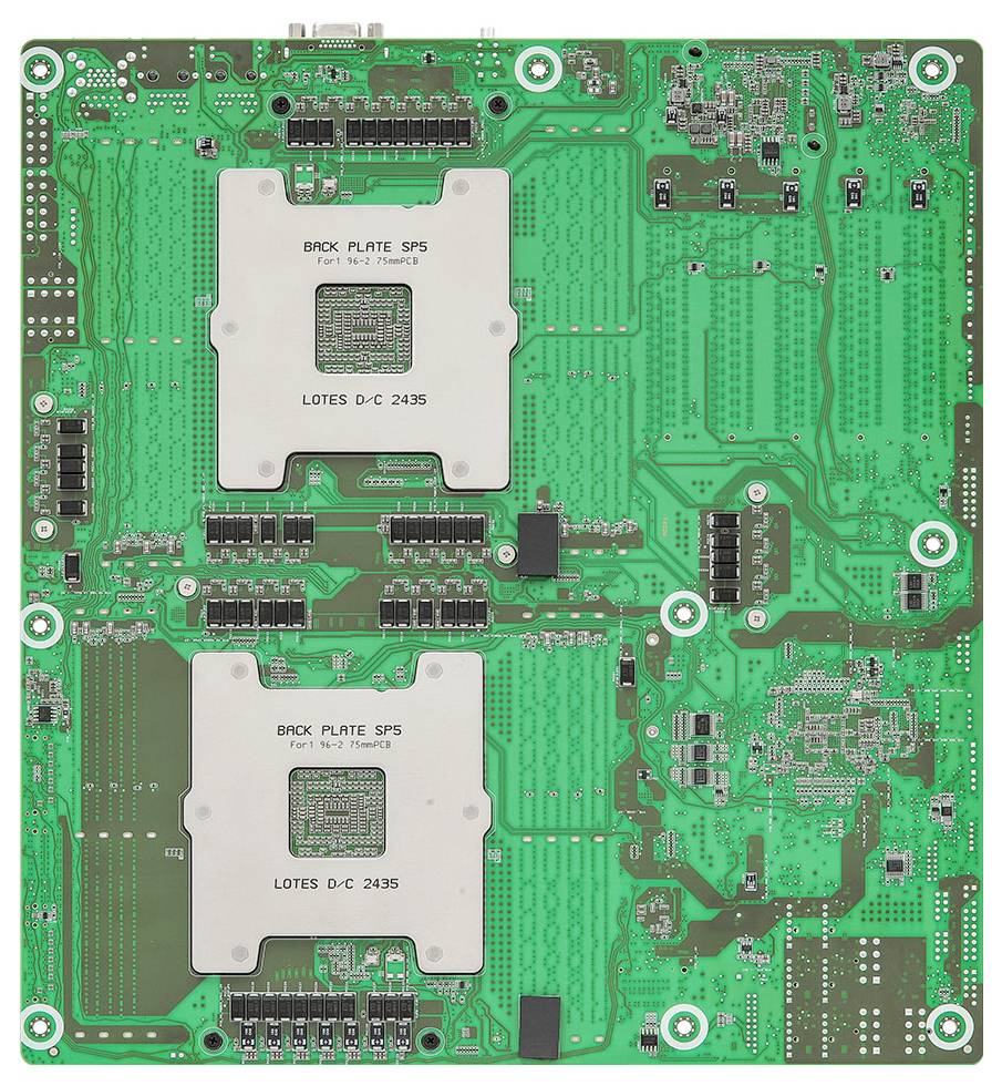 Een groen computermoederbord met twee CPU-sockets, voorzien van het label 'BACK PLATE SPS', omringd door circuits en componenten.