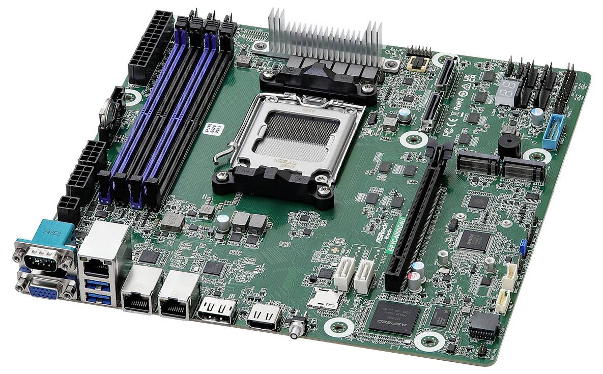 Een groene computermoederbord met verschillende sleuven, poorten en elektronica, inclusief RAM-sleuven, een CPU-socket en meerdere aansluitingen.