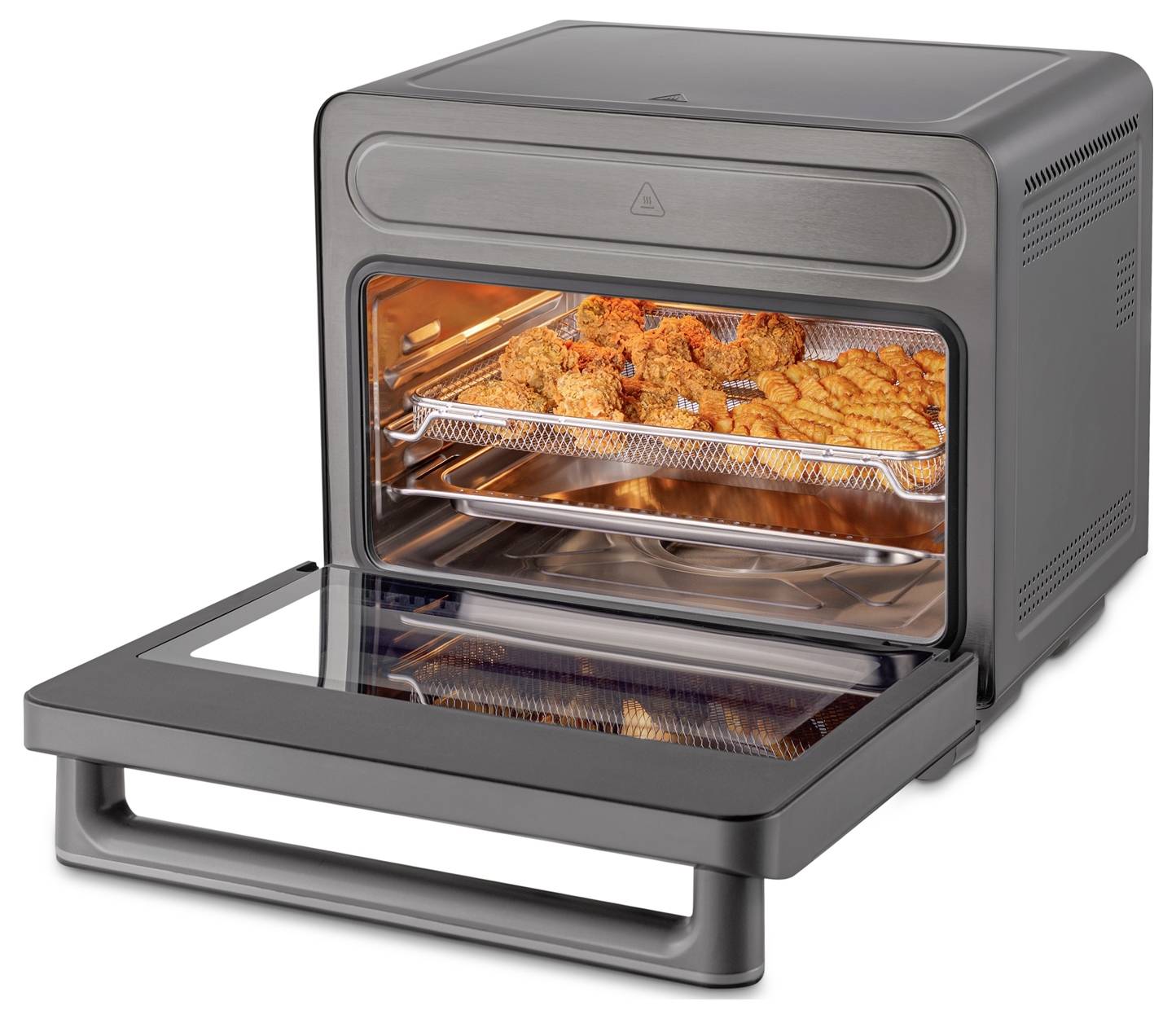 Een airfryer-oven met zijn deur open, waarbij twee roosters vol krokante gefrituurde kippenvleugels en -tenders zichtbaar zijn, met een binnenverlichting aan.
