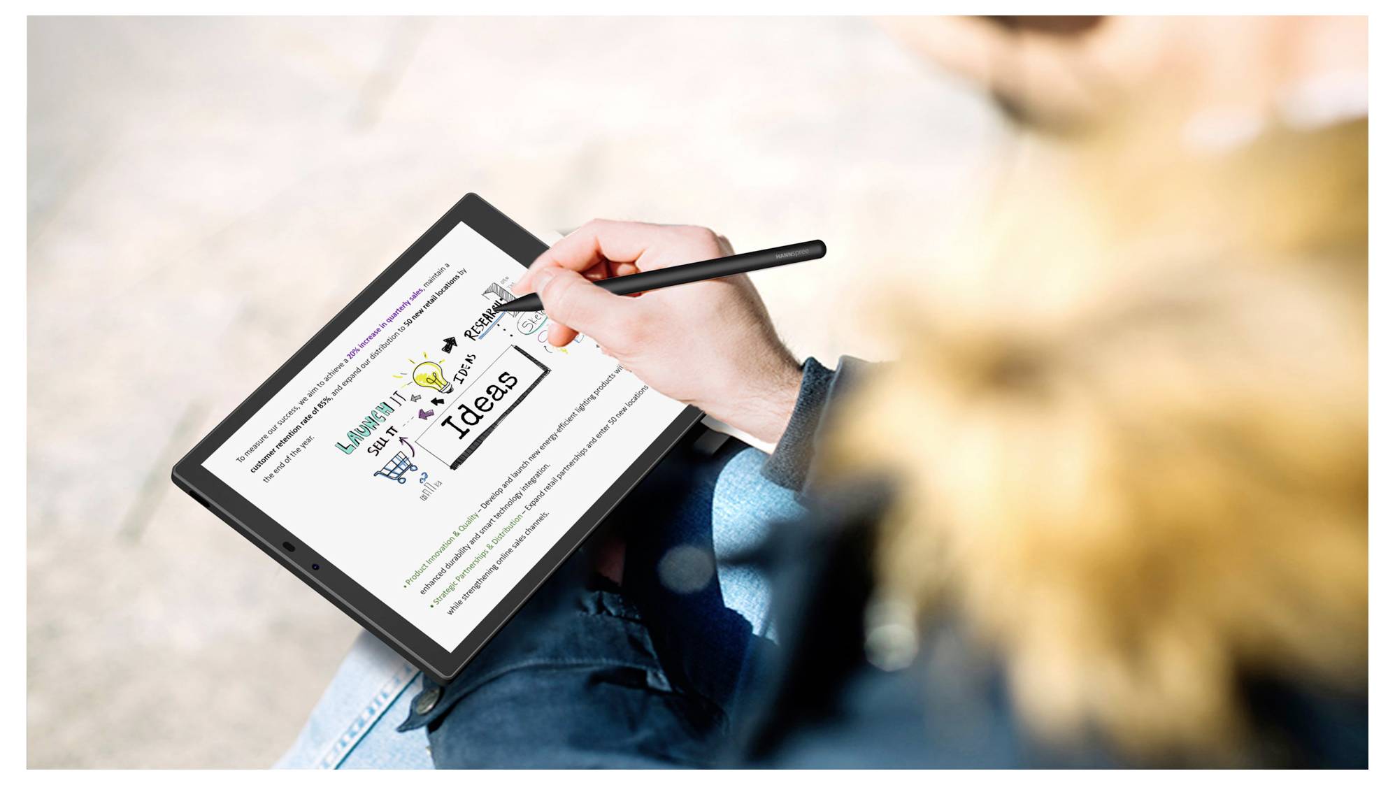 Een persoon schrijft op een digitale tablet met een stylus, gericht op een document met de kop 'Ideeën'.