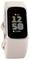 Een smartwatch die een hartslag van 68 en 7.546 stappen weergeeft, tegen een roze band.