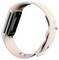 Een beige fitness tracker met een strak design, voorzien van een scherm en sensoren aan de onderkant, bevestigd aan een bijpassende siliconen band.