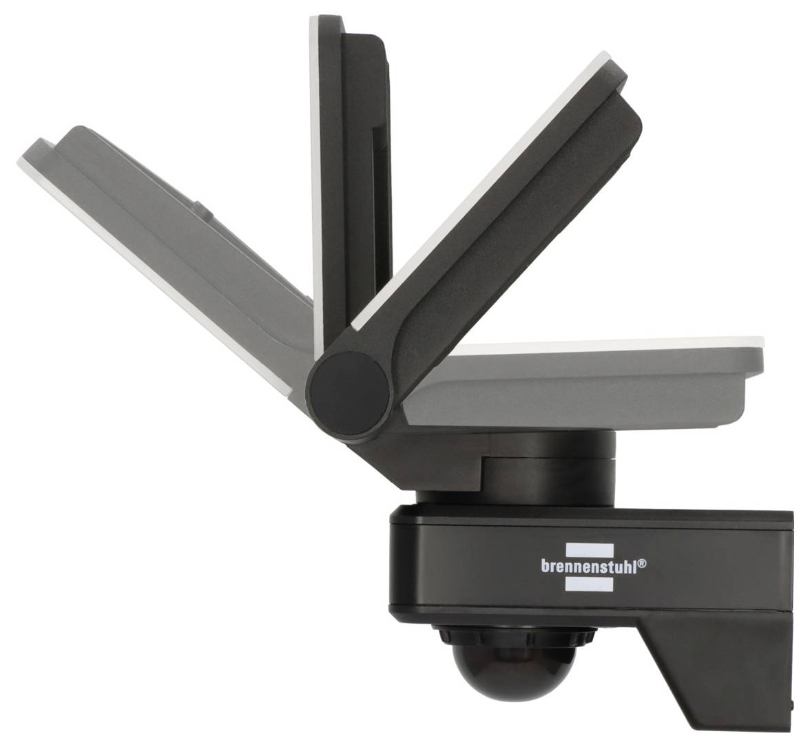 Een close-up van een zwarte en grijze buitenlamp met sterke verlichting, voorzien van een verstelbare kop en bewegingssensor, bevestigd aan een muur.