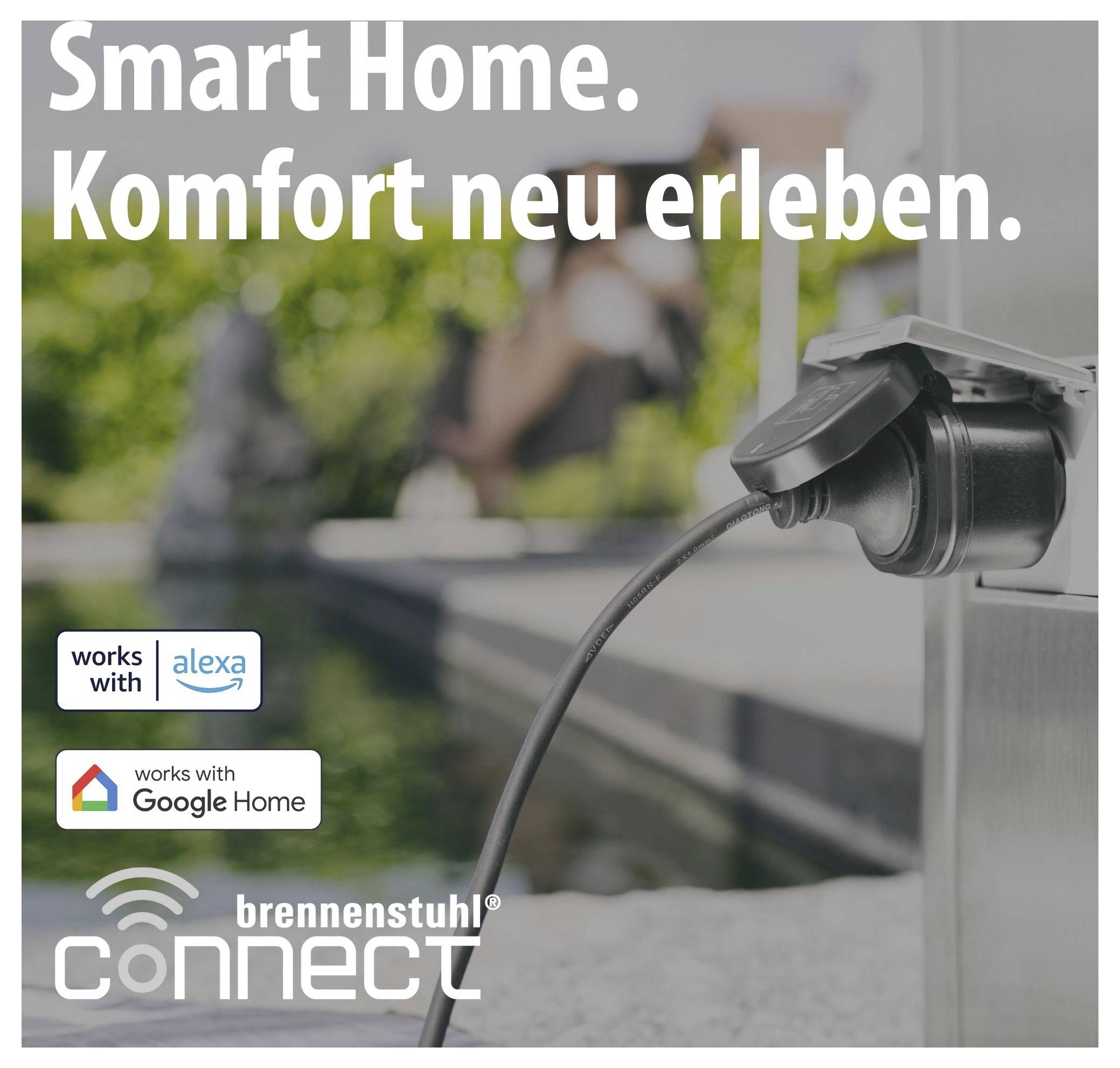 Advertentieafbeelding voor Smart Home: Stopcontact met ingestoken stekker, tekst 'Smart Home. Comfort opnieuw ervaren.', logo's voor Alexa en Google Home en 'brennenstuhl connect'.