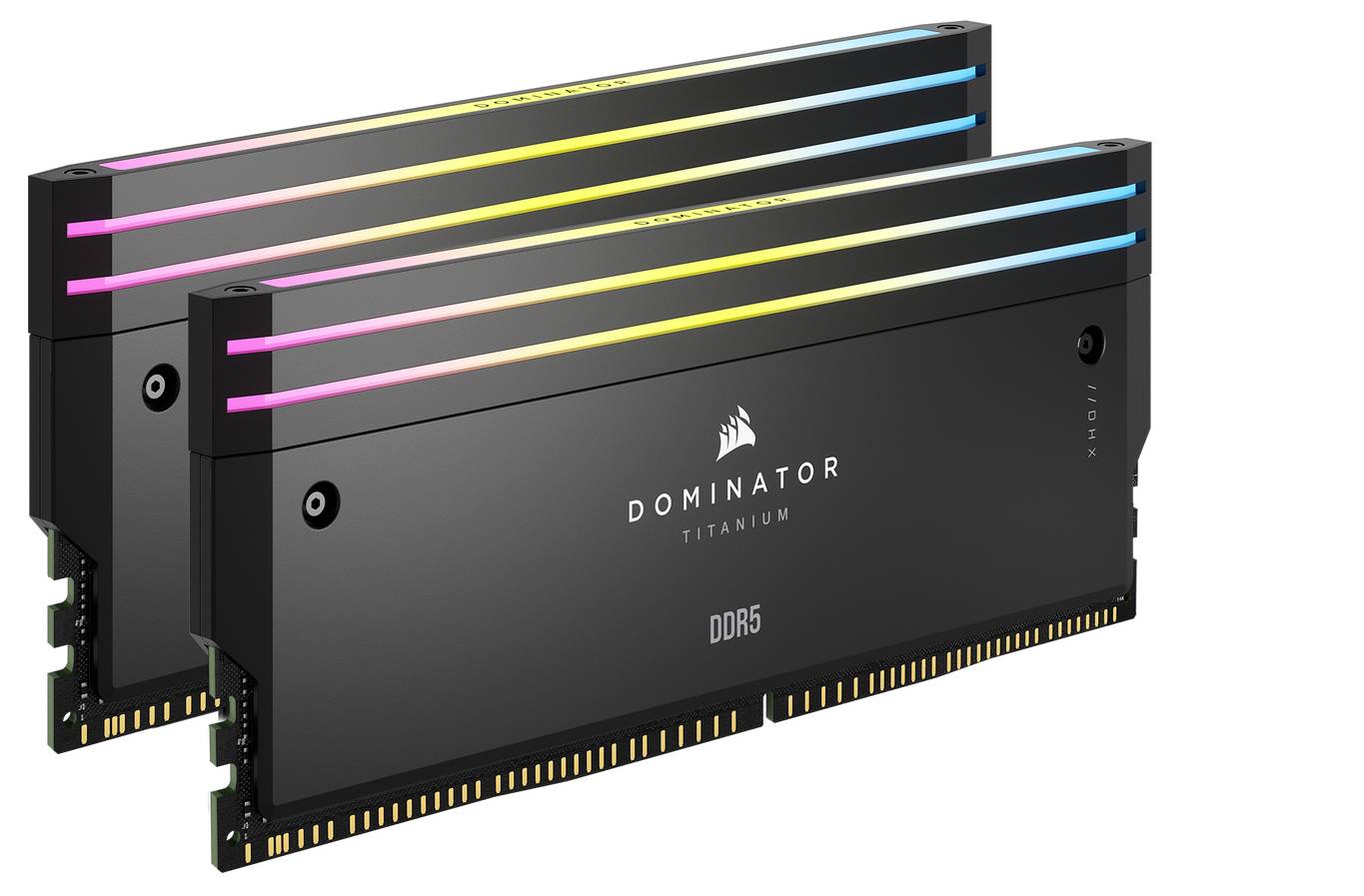 Twee Corsair Dominator Titanium DDR5 RAM-sticks met RGB-verlichting, die het strakke ontwerp en hoogwaardige prestatiemogelijkheden benadrukken.