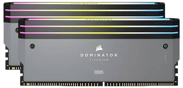 Twee Corsair Dominator Titanium DDR5 RAM-sticks, voorzien van meerkleurige LED-verlichting bovenop, geschikt voor prestatieverbetering van de computer.
