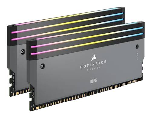 Twee Corsair Dominator Titanium DDR5 RAM-sticks met RGB-verlichtingsbalken bovenop, met een strak ontwerp dat geschikt is voor gaming-pc's.