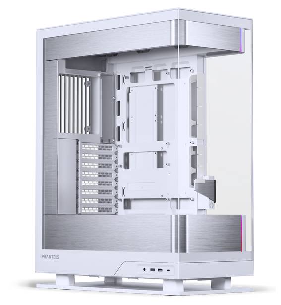 Een zilveren computerbehuizing met een transparant zijpaneel, waarbij het binnenframe voor het monteren van componenten zichtbaar is, geplaatst op witte voeten.