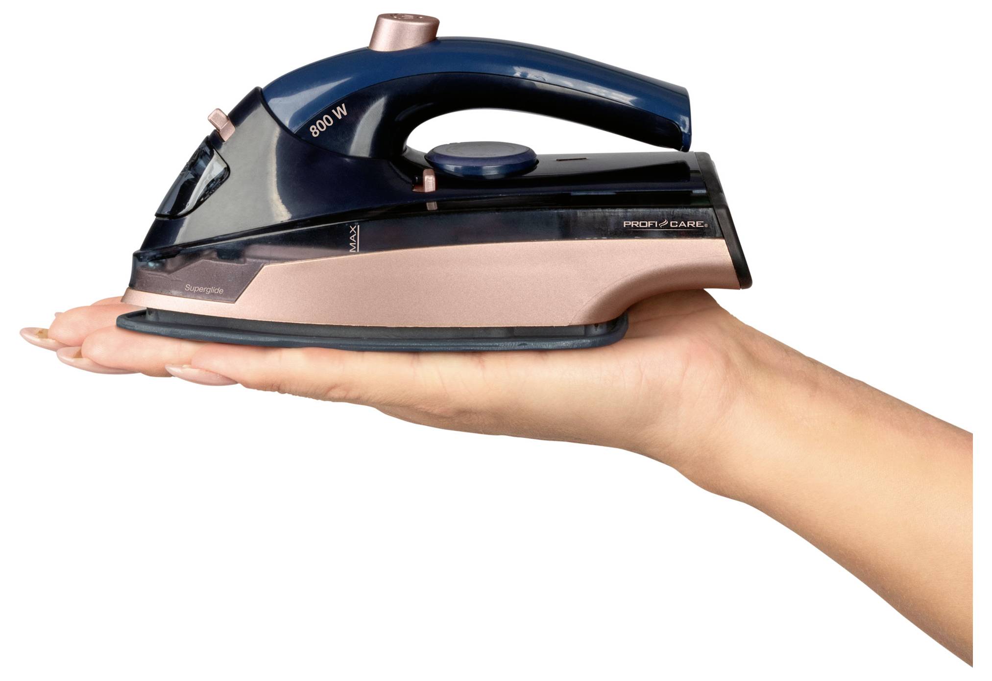 Een hand die een compacte stoomstrijkijzer horizontaal vasthoudt. Het strijkijzer heeft een strak design met een marine- en koperkleurig kleurenschema.