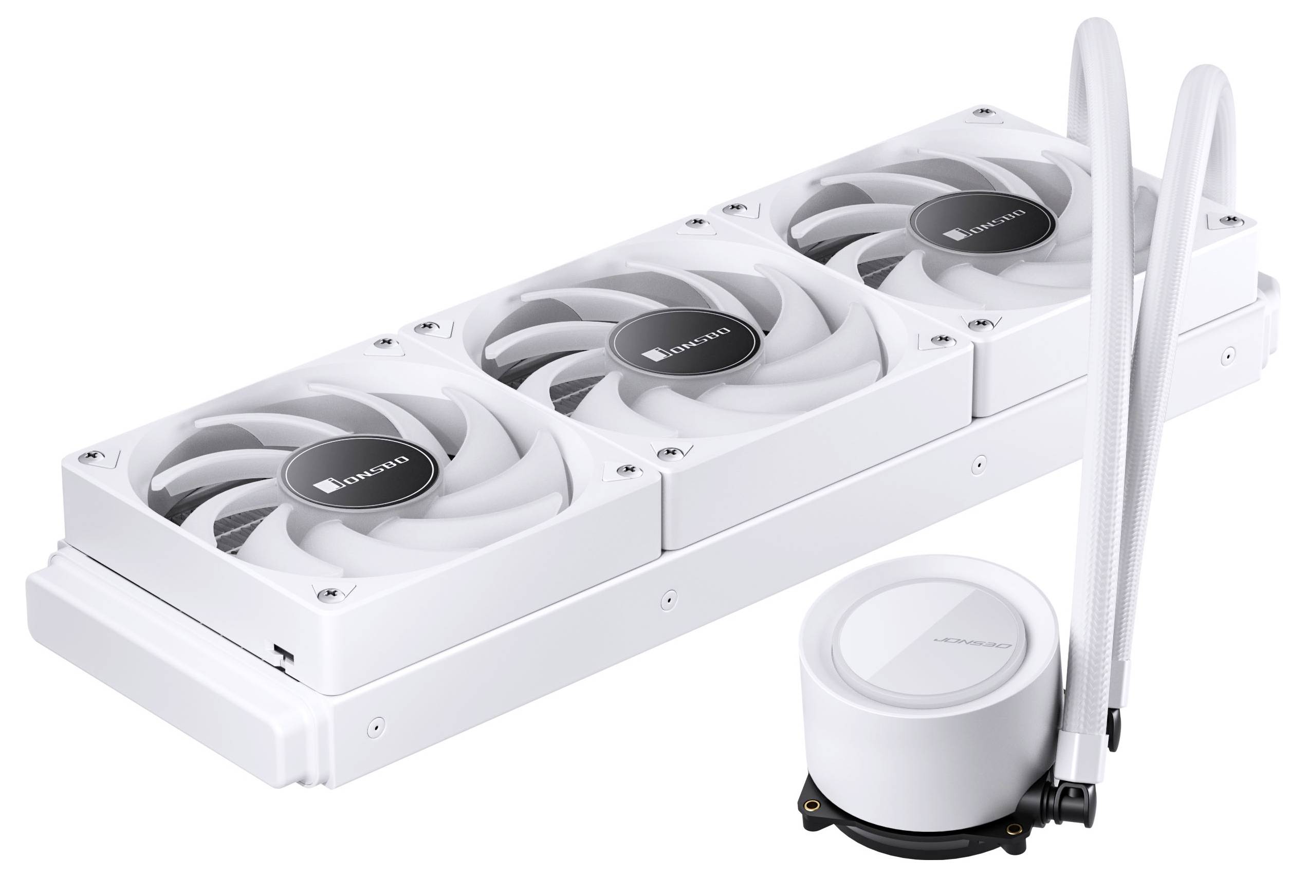 Een witte computervioeistofkoeler met drie ventilatoren en slangen, ontworpen voor effectieve warmteafvoer in high-performance systemen.